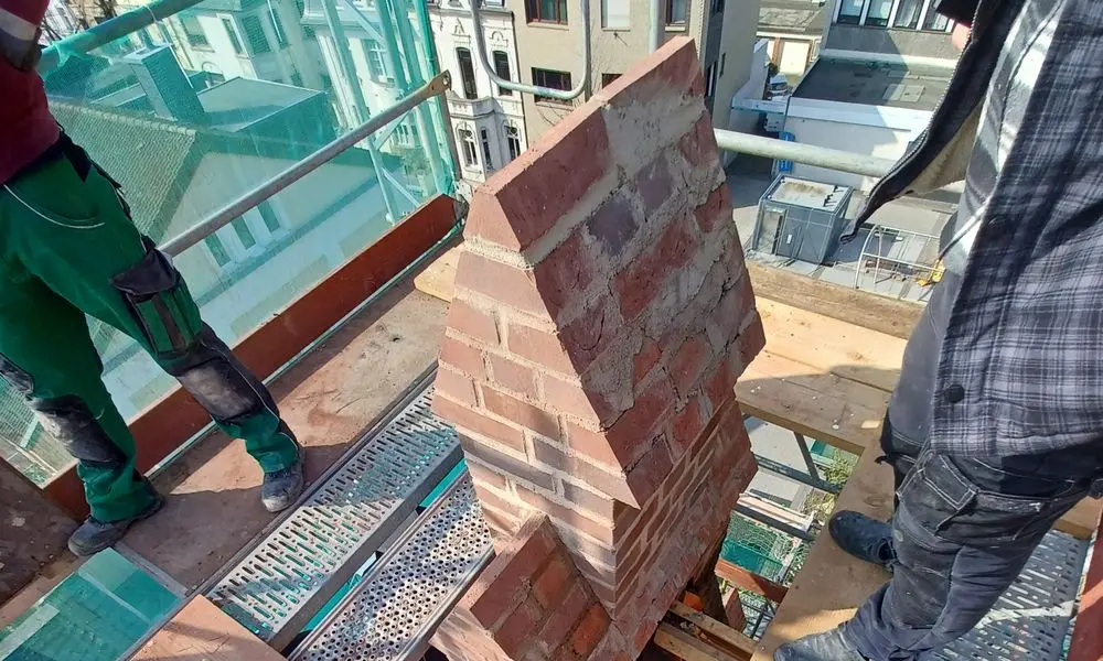 Arbeiten am Turm mit den neuen Fialt&uuml;rmchen