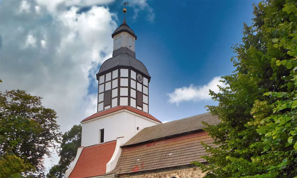 Juli: Dorfkirche in Wismar in der Uckermark (Brandenburg)