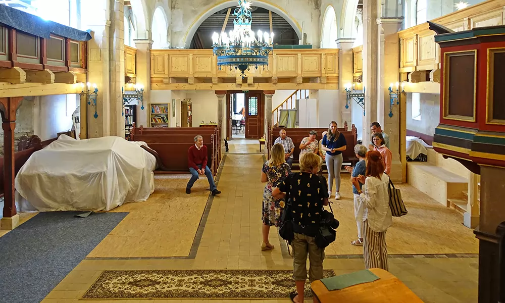 Blick vom Altar ins Kirchenschiff mit historischem Gestühl