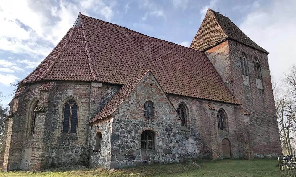 Die Dorfkirche Alt Karin ist besonders als Hochzeitskirche sehr beliebt.