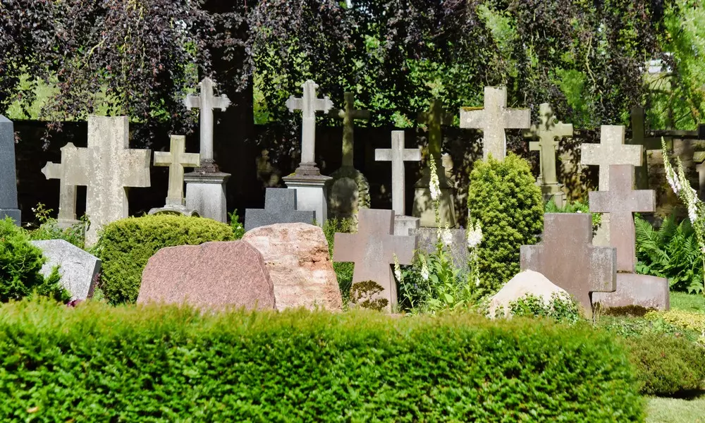 Blick zum Klosterfriedhof nahe der Kirche
