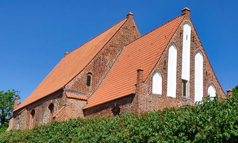 Die Inselkirche ist ein Wahrzeichen von Neuenkirchen auf RÃ¼gen