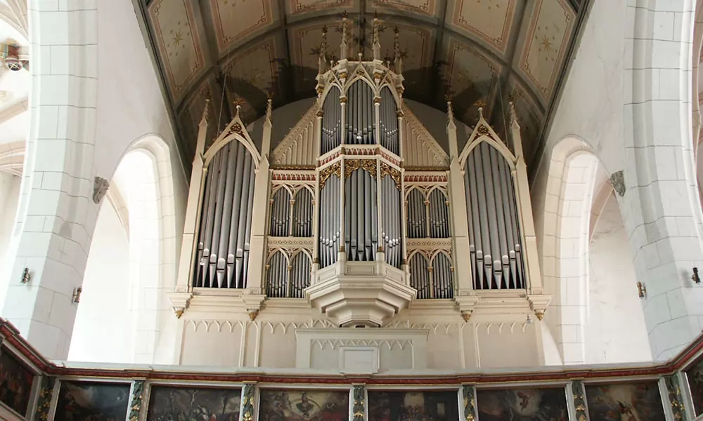 1864 baute Friedrich Ladegast im Auftrag des Magistrats der Stadt Weißenfels die Orgel für die Stadtkirche