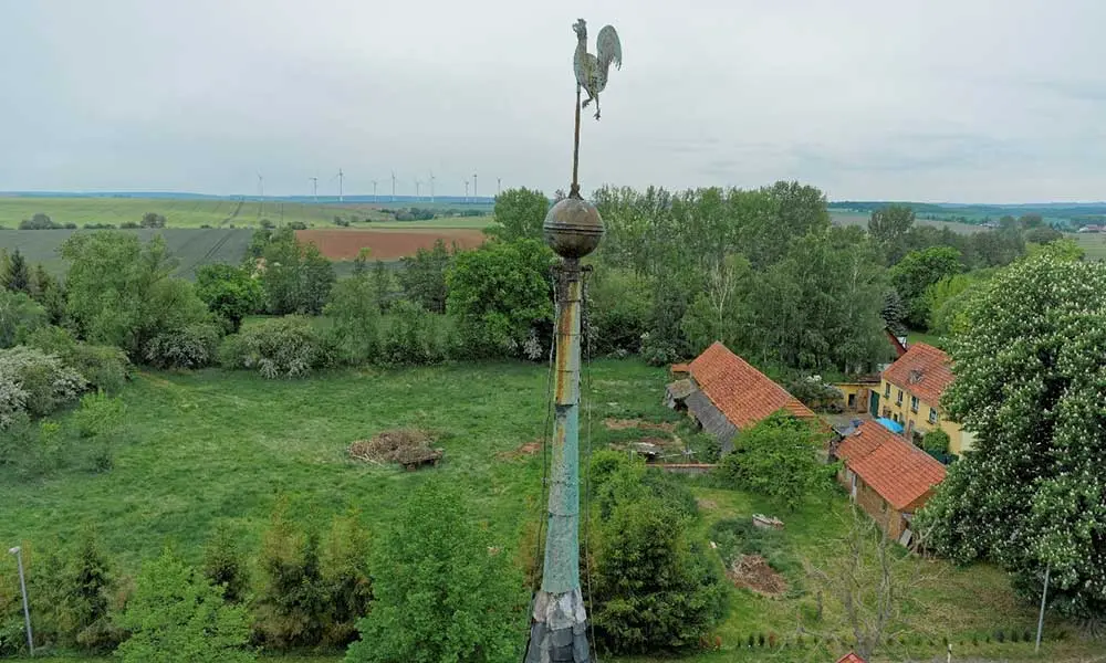 Verwitterter Turmknopf mit Wetterfahne