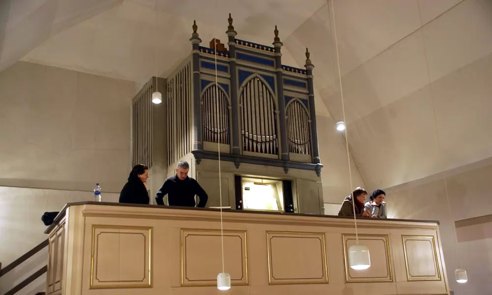 Fünfeichen: „Der Holzwurm hat den Kampf verloren – die Orgelbauer haben gewonnen!“ bilanziert Pastor Hirsch.