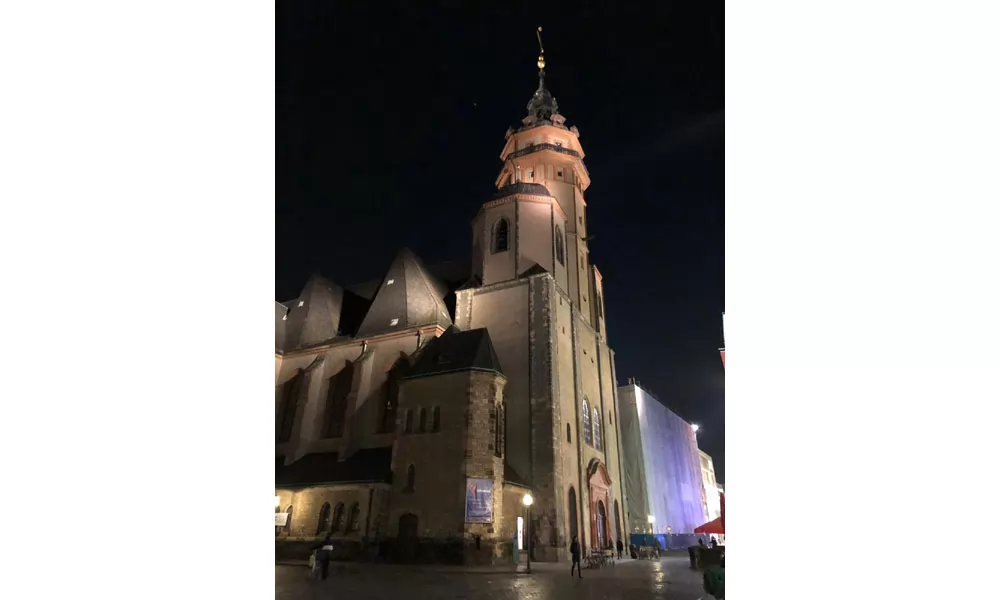 Nächtliches Leipzig: die Nicolaikirche, wichtiger Ort der friedlichen Revolution 1989