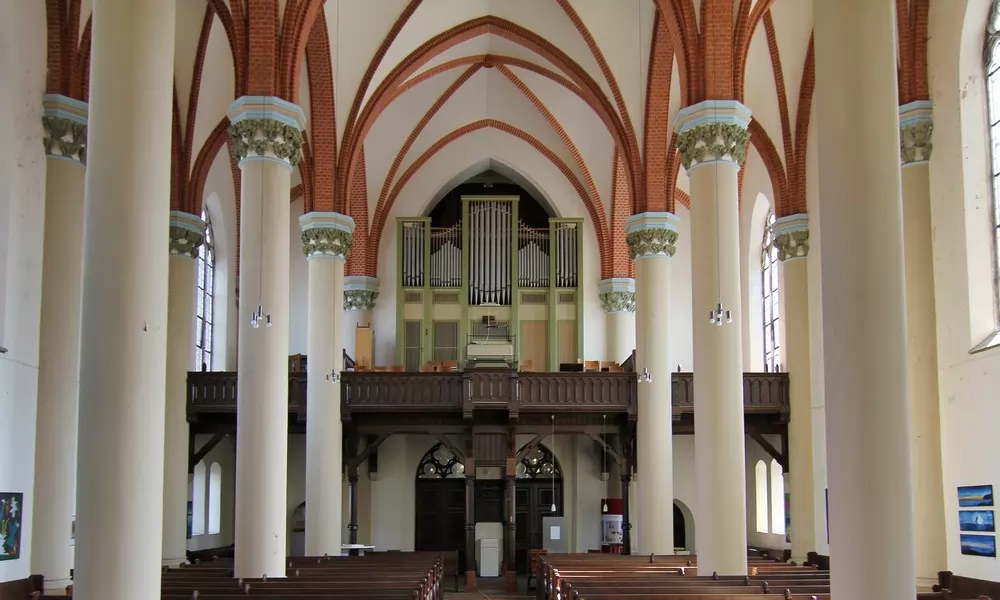 St. Ambrosius in Magdeburg: Blick in Richtung Orgelempore