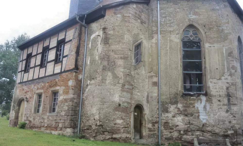 Die Schäden an der Fassade der Kirche Schöngleina sind deutlich