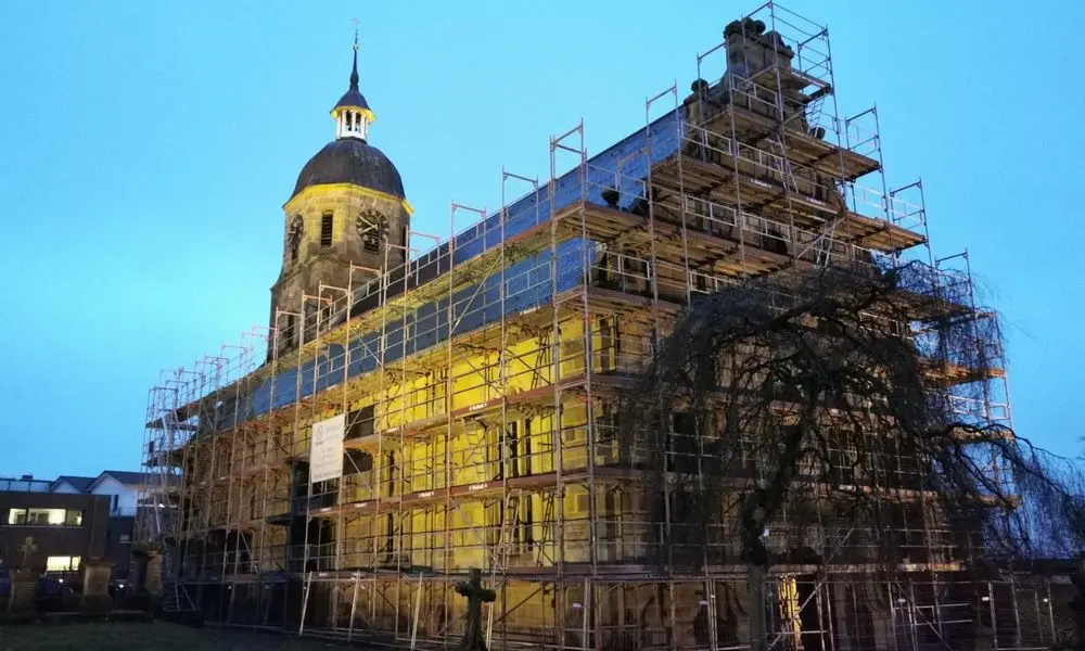 Einger&uuml;stete Kirche zur blauen Stunde