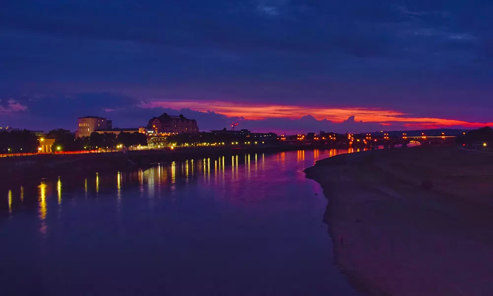 Blick von der Augustusbrücke über die Elbe in Richtung Sonnenuntergang