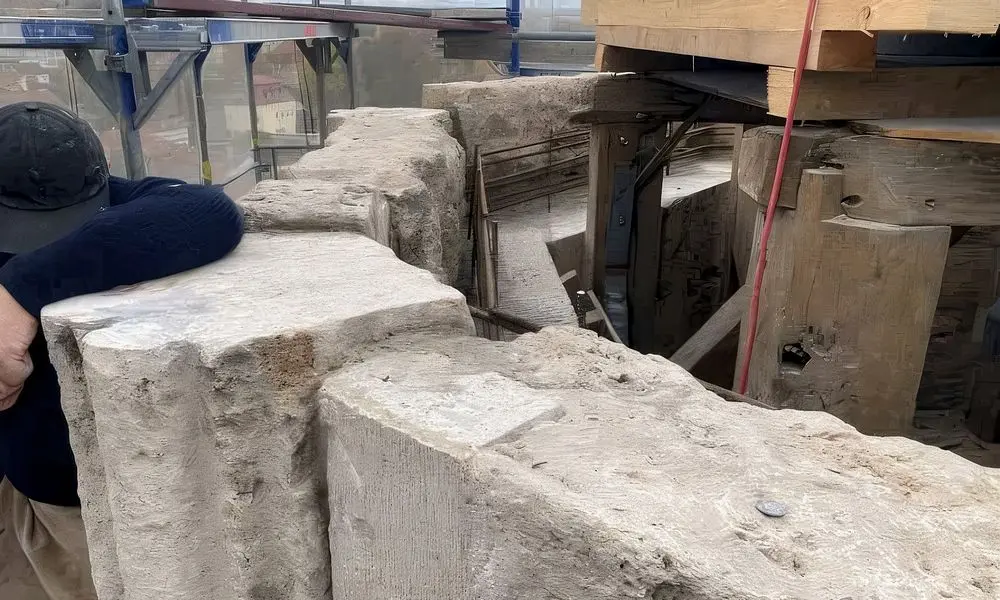 Detailansicht des innenliegenden Stahlbetonbalkens vor dem Betonieren und Aufmauern der inneren Schale