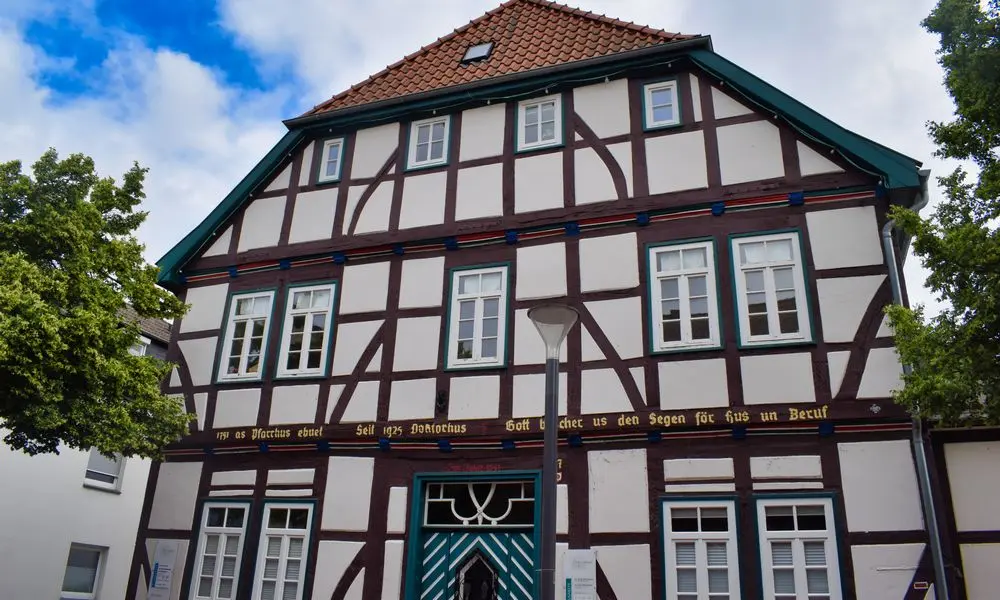 Das Haus Graf-Wilhelm-Stra&szlig;e 17 ist das alte Pfarrhaus und steht unter Denkmalschutz