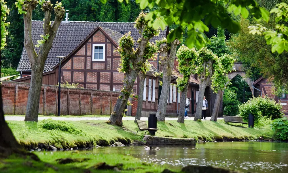 Brauteich, dahinter die Pilgerstube Loccum