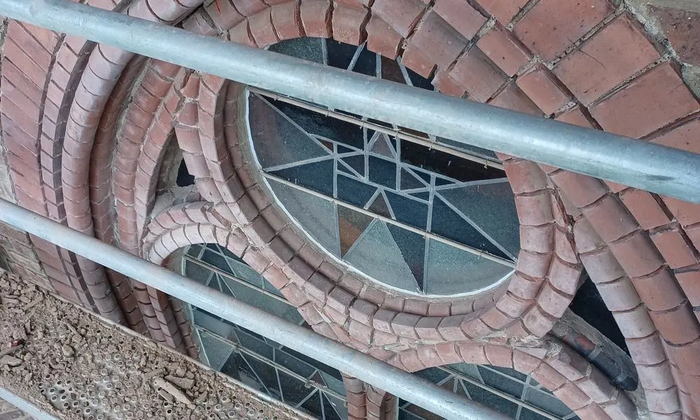 Auf dem Au&szlig;enger&uuml;st mit Blick auf die Fenster von Maria Katzgrau