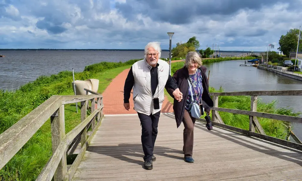Die Uferpromenade l&auml;dt zum Flanieren ein - vor allem, wenn dann doch die Sonne rauskommt
