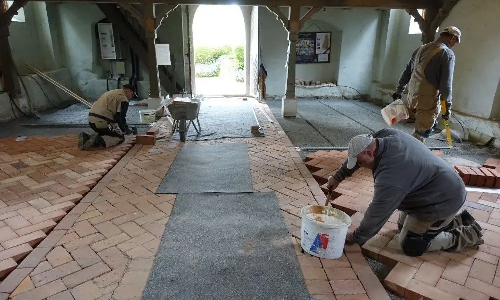 Einbau des neuen Ziegelfu&szlig;boden