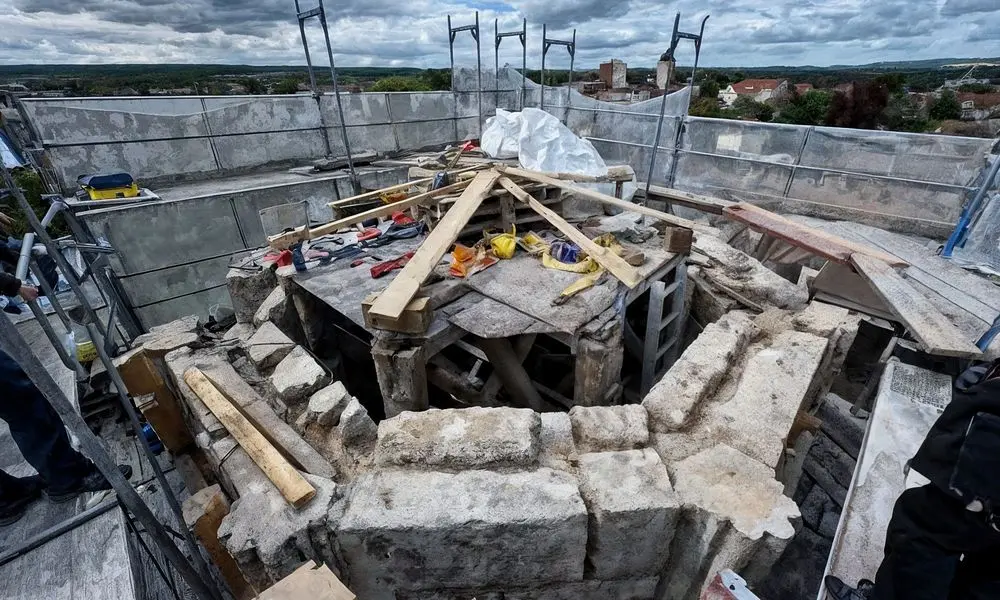 Bauzustand während des Rückbaus des Bestandsmauerwerks nach Aufnahme der Rinne mit den Eckwasserspeiern