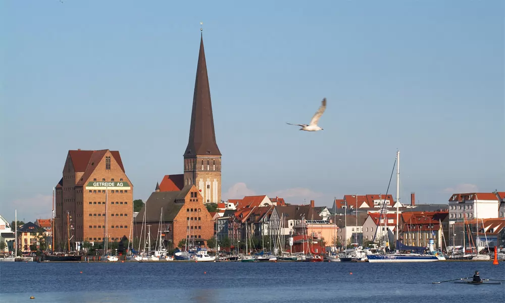 Vorschau auf Rostock 2019: Blick von Gehlsdorf auf den Speicher und die Petrikirche