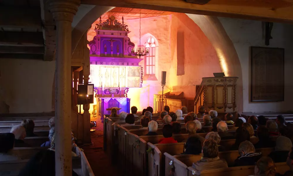 Veranstaltung „Poesie des Raumes“ in der Dorfkirche Lausa