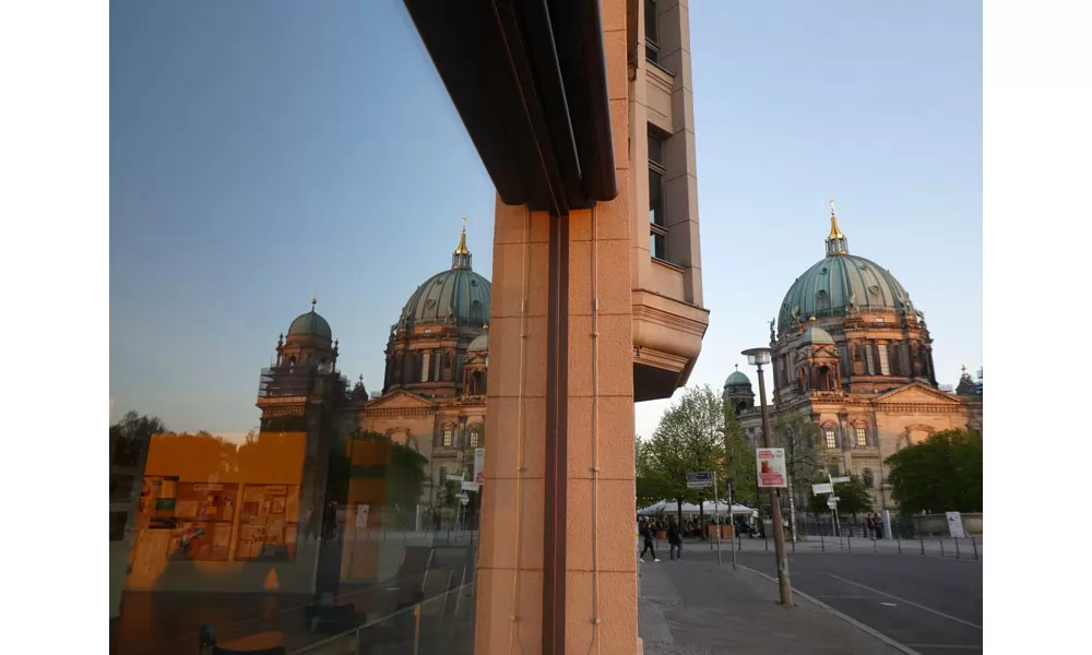 Sonderpreis: Berliner Dom im Fenster der Theologischen Fakultät