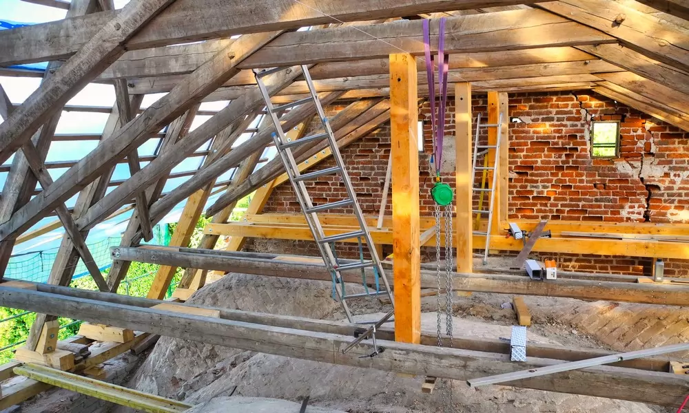 Zimmermannsarbeit: Instandsetzung der Dachkonstruktion