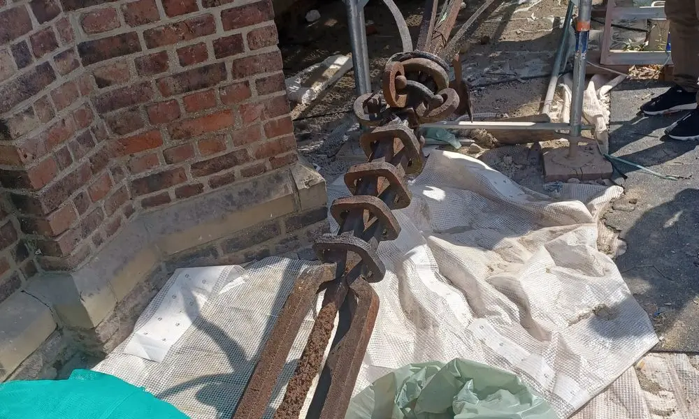 Arbeiten am Turm mit den neuen Fialt&uuml;rmchen