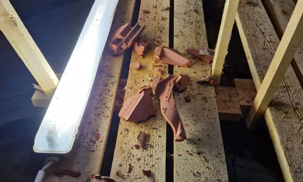 Zertrümmerte Ziegel sind heruntergefallen