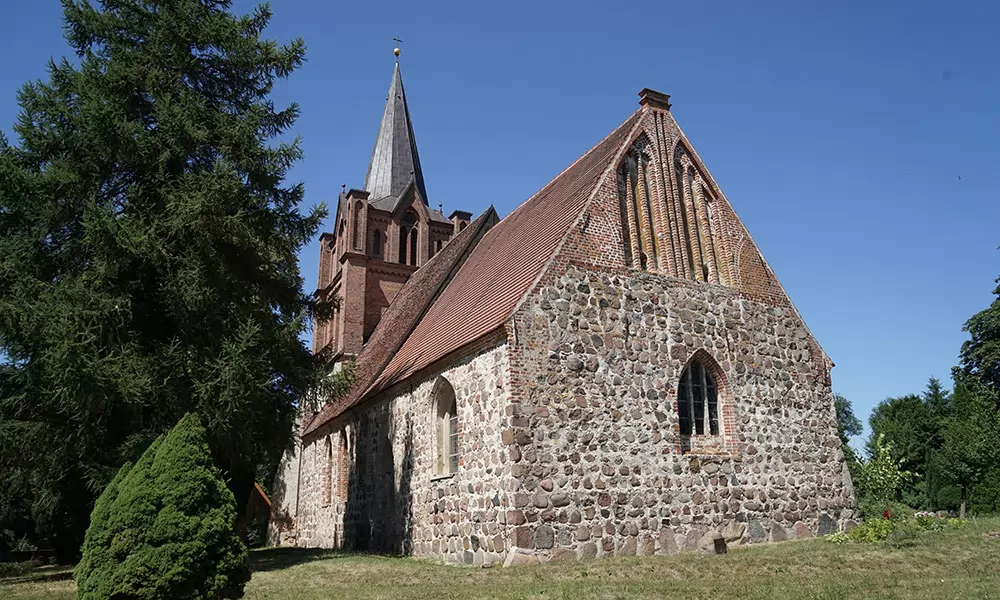 Juni: Dorfkirche in Ranzin (Mecklenburg-Vorpommern)
