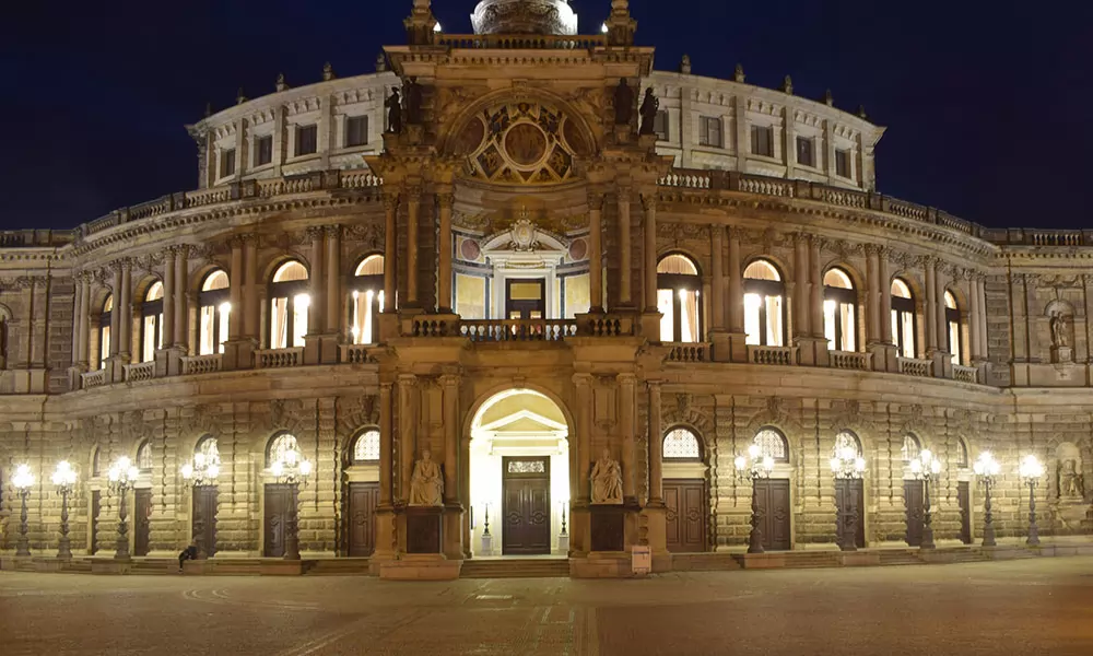 Auch die Semper-Oper (benannt nach ihrem Architekten Gottfried Semper) ist ein Dresdener Wahrzeichen
