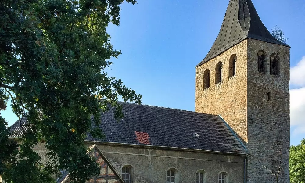 Die Dorfkirche GroÃŸpaschleben im Jahr 2015