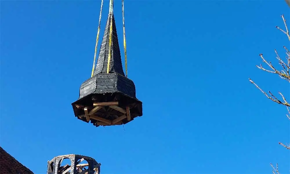 Demontage der Turmhaube mittels Mobilkran