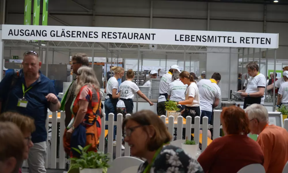 Das gläserne Restaurant erinnert daran, wieviel Essen in Deutschland weggeworfen wird