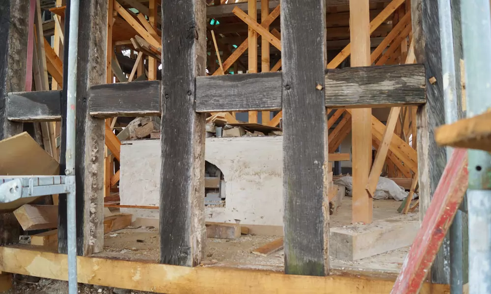Während der Sanierungsarbeiten an der Fachwerkkirche wurde möglichst weitgehend die alte Substanz der Holzkonstruktion erhalten.