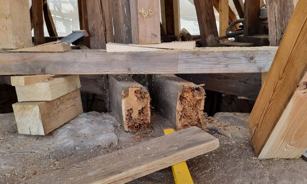 Zimmererarbeiten an der Holzkonstruktion