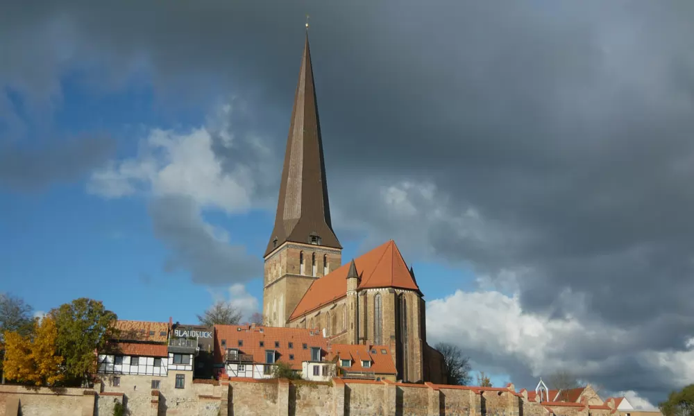 St.-Petri-Kirche und alte Stadtbefestigung