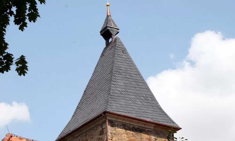 Fertiges Turmdach Turmdach mit Walmdachfläche in Altdeutscher Schieferdeckung und restauriertem Hauptgesims