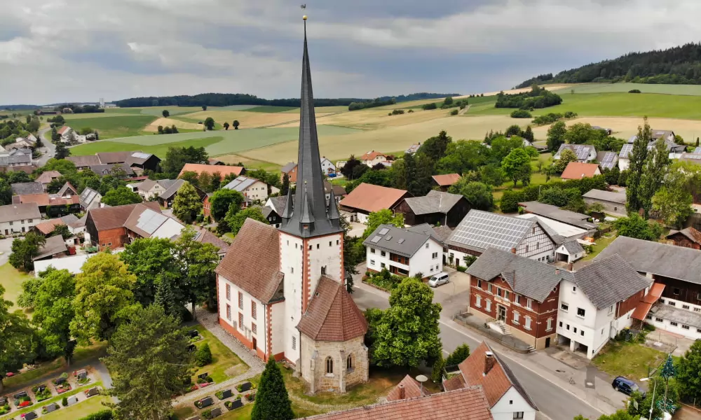 Fechheim liegt idyllisch im Coburger Land, die Michaelskirche steht im Mittelpunkt.