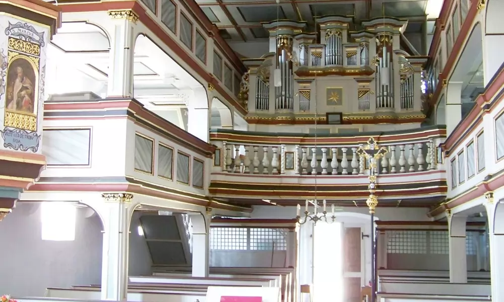 Blick auf Orgel und die Empore