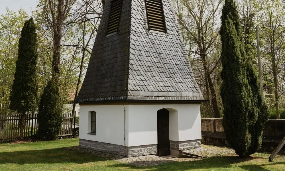 Glockenturm auf dem Friedhof