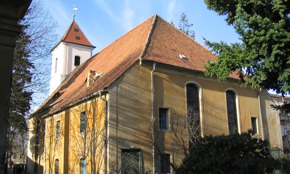 Die Barockkirche in Lohsa besitzt Schriftbänder von 1892 mit Bibelsprüchen in deutscher und sorbischer Sprache.
