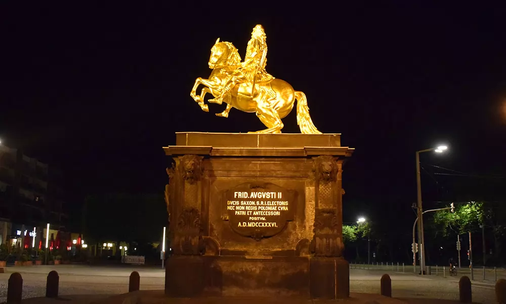 Der „Goldene Reiter“ am Nesustädter Markt zeigt Kurfürst August den Starken