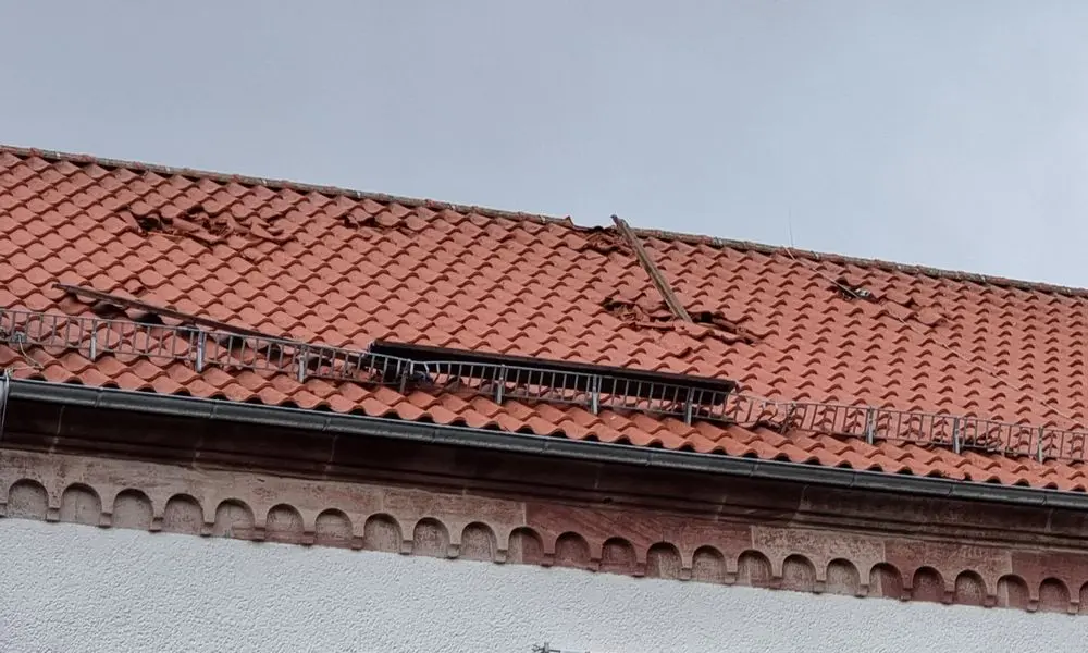 „Wie Speerspitzen“ haben sich Gerüstteile ins Dach gebohrt