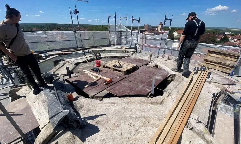 Bauzustand nach Abnahme des Turmhelms und Demontage der Maßwerkbrüstung / Eckfialen