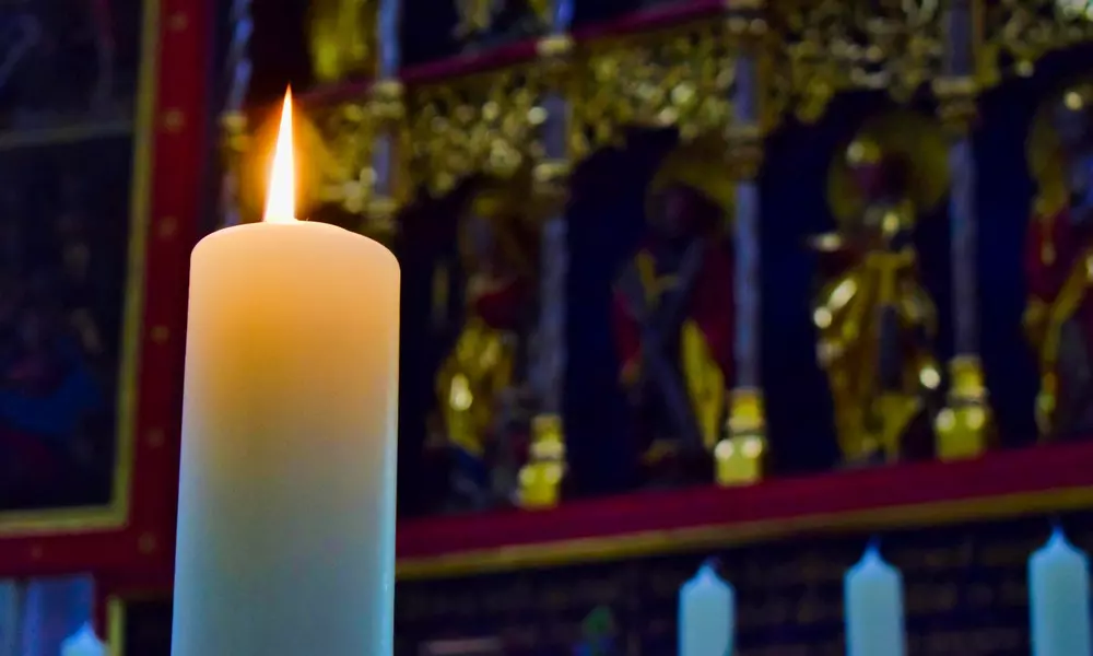 Altarkerze vor dem sp&auml;tmittelalterlichen Fl&uuml;gelaltar (um 1500) der Klosterkirche