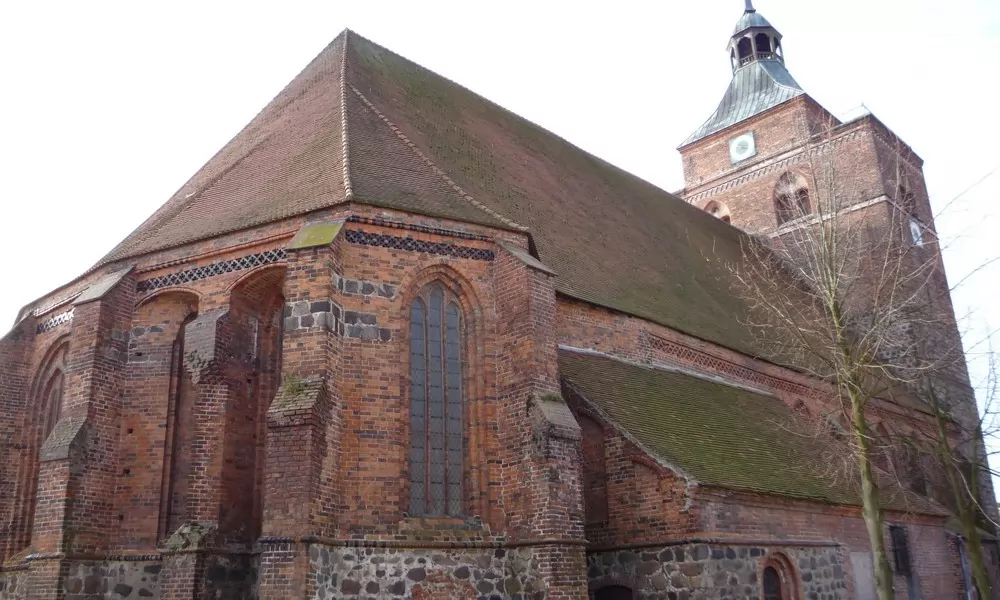 Albrecht von Osterburg liess um 1170 St. Nicolai als spätromanische Basilika errichten