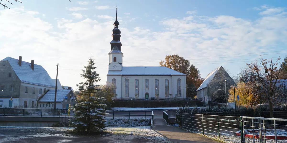 Die GrÃ¼nlichtenberger Dorfkirche trÃ¤gt den Namen des Schutzpatrones der Kaufleute und HÃ¤ndler, St. Nikolaus (St. Nikolai)