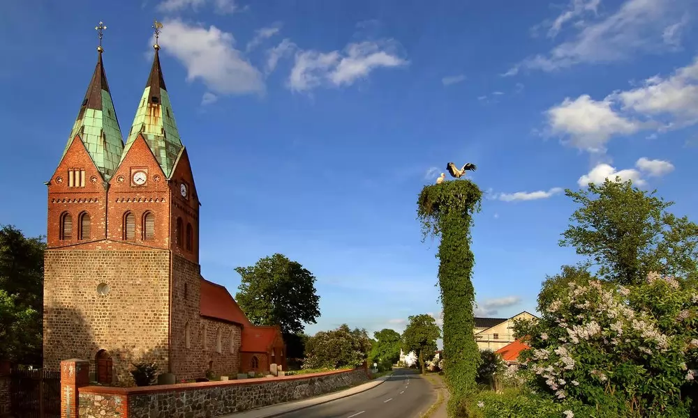 Juni: Dorfkirche Willmersdorf/Brandenburg