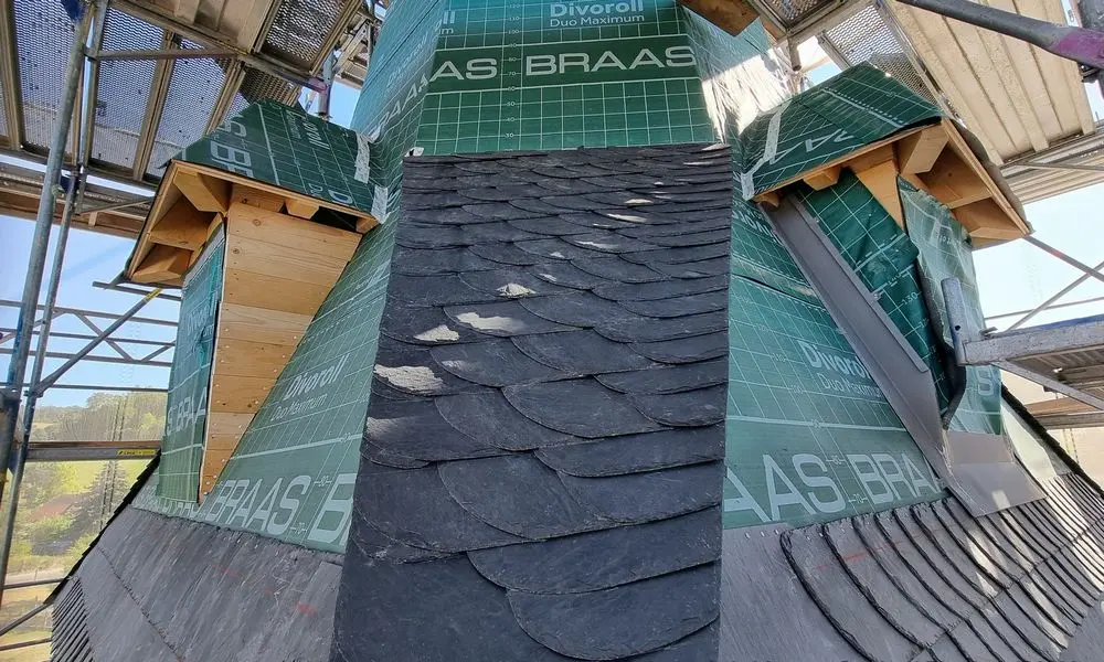 Die neue Schieferdeckung nimmt Gestalt an