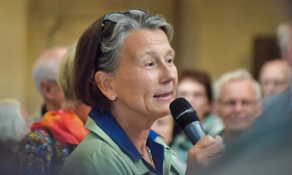 Nach dem Gottesdienst: Kirsten Kramer, die Vorstandsvorsitzende des F&ouml;rdervereins, beg&uuml;&szlig;t die G&auml;ste
