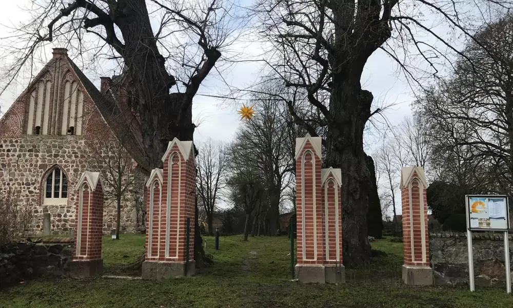 Ein weiteres Förderprojekt: das neugotische Friedhofsportal wird neu aufgemauert.